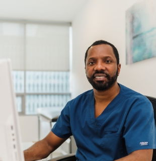 Intervención coronaria percutánea guiada por reserva fraccional de flujo versus tratamiento médico para la enfermedad coronaria crónica