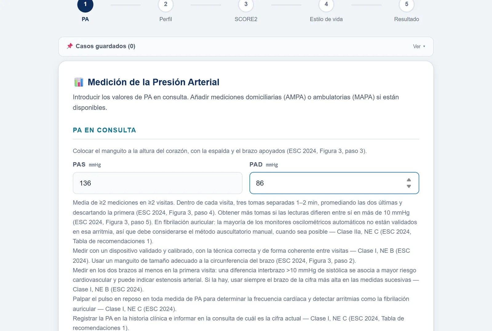 Primer paso de la guía interactiva de hipertensión arterial: la presión en consulta, 136/86 mmHg, con la técnica de medida de la guía ESC 2024 debajo y los cinco pasos arriba (presión, perfil, SCORE2, estilo de vida y resultado)