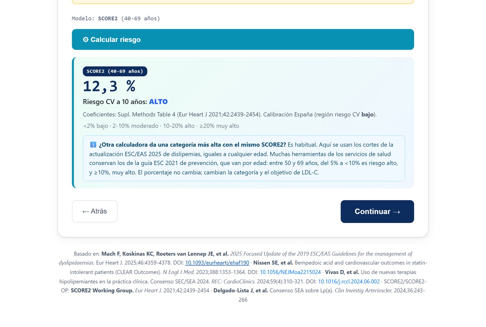 El SCORE2 calculado: 12,3%, riesgo cardiovascular alto a 10 años, con los cortes de la actualización ESC/EAS 2025 y el aviso de que otras herramientas usan los cortes por edad de la guía ESC 2021 de prevención